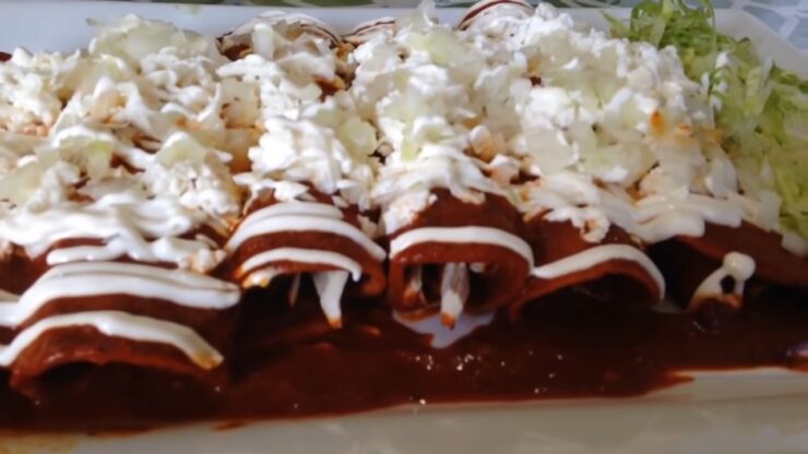 Enchiladas Pollo Con Chile Rojo